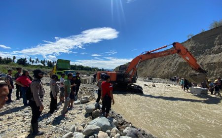 Polri-TNI Terus Lakukan Penanganan Banjir Donggala, Akses Jalan Mulai Dibuka dan Pembersihan Rumah Warga Digencarkan