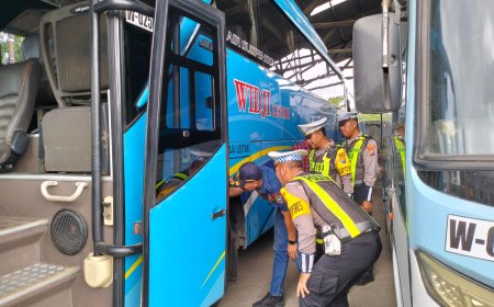 Untuk Keselamatan, Polres Lamongan Ramp Check Bus Pariwisata Jelang Harlah NU
