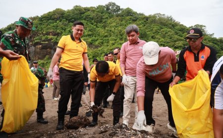Polres Jember Laksanakan Gerakan Indonesia Asri Bersihkan Pantai Watu Ulo