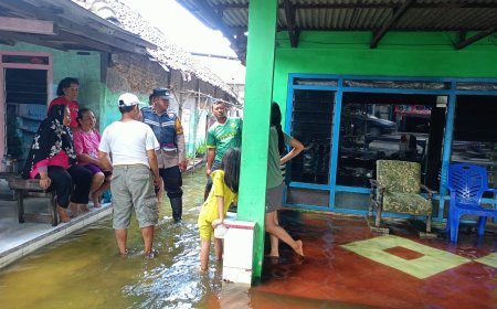Polresta Sidoarjo Salurkan Bantuan Sembako Untuk Warga Terdampak Banjir di Dusun Dodokan
