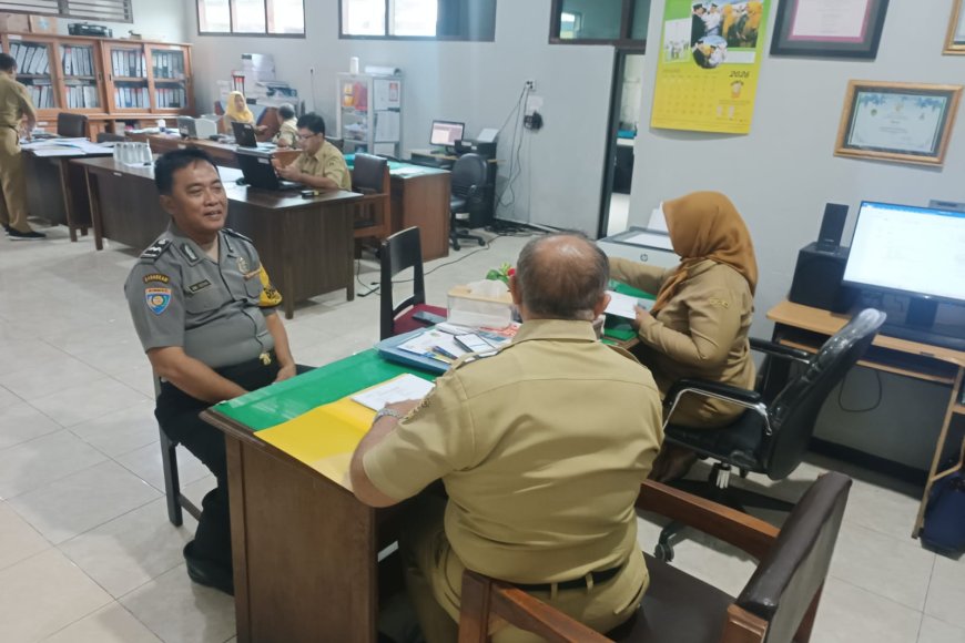 Pererat Sinergitas, Bhabinkamtibmas Kelurahan Munggut Sambangi Kantor Kelurahan untuk Perkuat Keamanan
