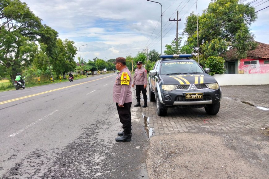 Cegah Kriminalitas dan Laka Lantas, Polsek Balerejo Gelar Patroli Strong Point di Jalur Protokol