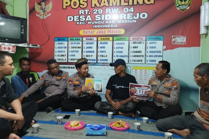Blusukan ke Desa Sidorejo, Wakapolres Madiun Cek Poskamling dan Kenalkan Layanan Cepat 110