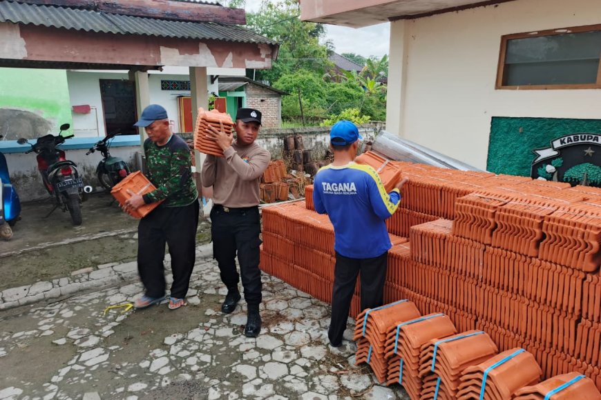 Sinergi TNI-Polri, Bhabinkamtibmas dan Babinsa Kedungjati Bantu Warga Naikkan Genteng Pendopo Balai Desa