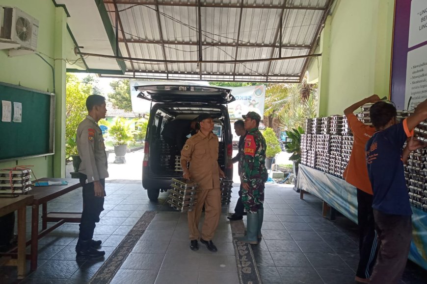 Kawal Generasi Sehat, TNI-Polri Pastikan 771 Porsi Makan Bergizi Gratis Mendarat di SMPN 1 Wonoasri