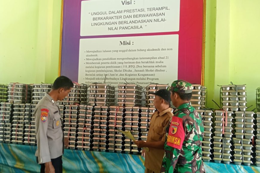Bhabinkamtibmas dan Babinsa Monitoring Pendistribusian Makan Bergizi Gratis di SMPN 1 Wonoasri