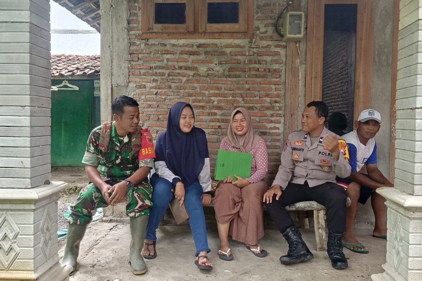 Perkuat Sinergi di Dusun Pucung, TNI-Polri Sambangi Bu Kasun Bahas Tangkal Hoaks dan Kamtibmas