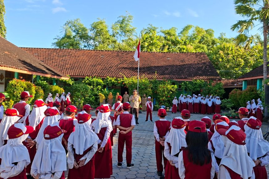 Stop Bullying Sejak Dini! Bhabinkamtibmas Desa Geger Jadi Pembina Upacara di SDN 02 Geger