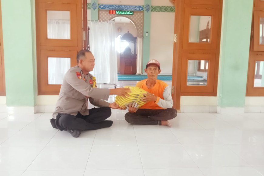 Pererat Silaturahmi, Bhabinkamtibmas Babadan Lor Serahkan Sarana Kontak ke Masjid Baiturohim
