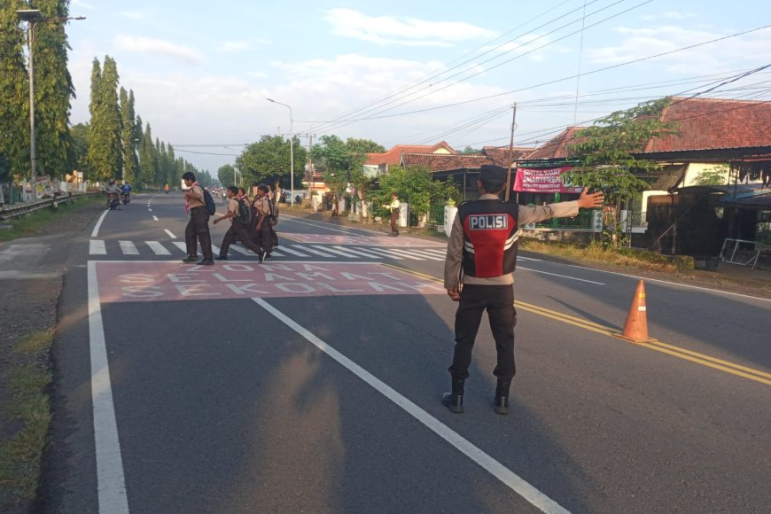 Tingkatkan Keamanan Sekolah, Polsek Balerejo Gelar Pam Penampilan Pagi di SMPN 1