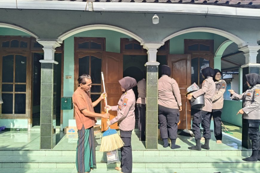 Polwan Polres Madiun Berbagi di Bulan Ramadan, Bersihkan Mushola dan Tebar Jumat Berkah