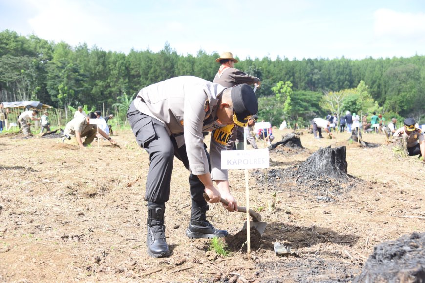 Polres Bondowoso Turut Tanam 1.000 Pohon Gerakan Sedekah Oksigen HPN 2026