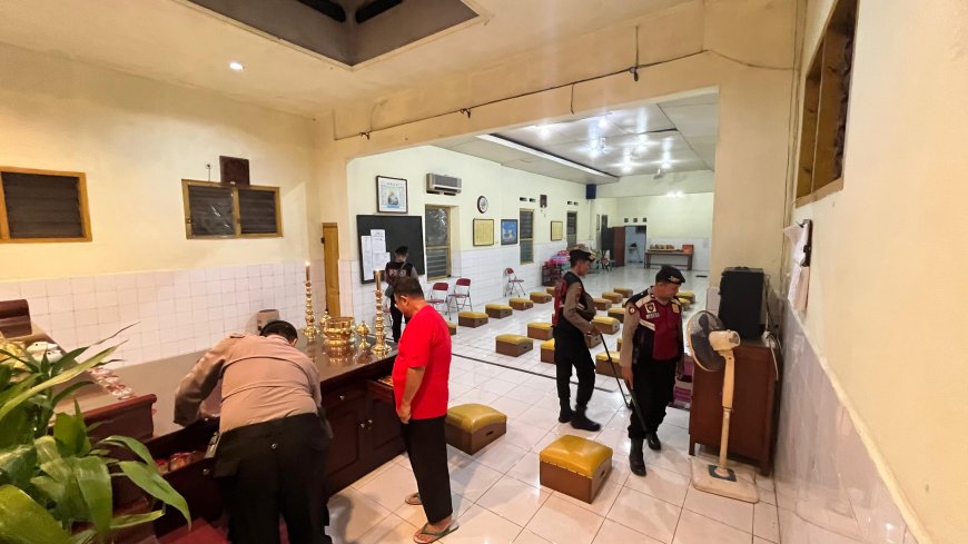 Polres Lumajang Lakukan Sterilisasi Vihara Jelang Perayaan Imlek