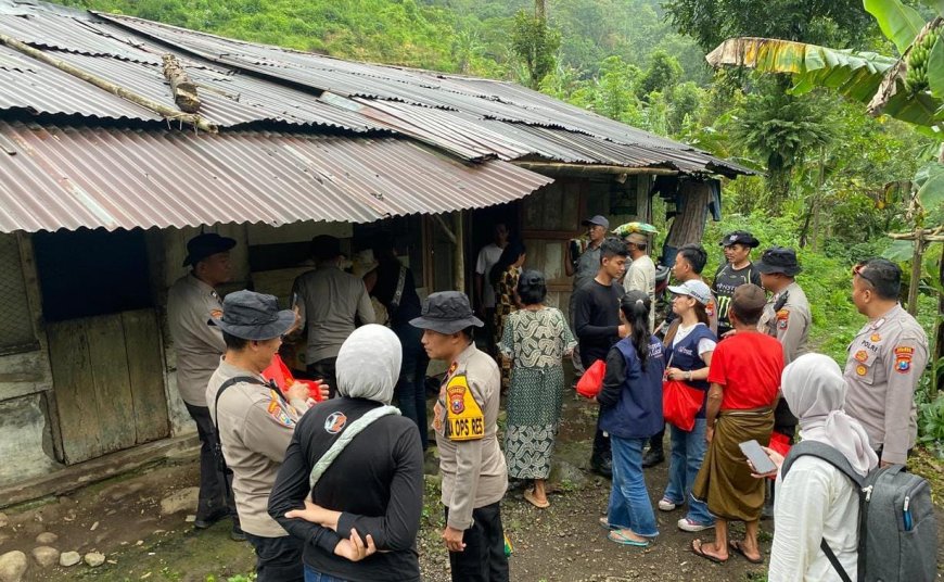 Polri Peduli : Medan Sulit dan Daerah Terpencil Tak Surutkan Polres Jember Salurkan Bantuan Untuk Warga
