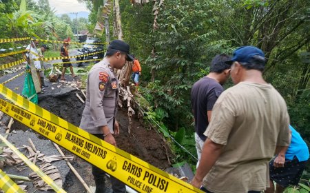 Pasang Police Line Polres Lumajang Tangani Longsor di Tempursari Kendaraan Berat Dilarang Melintas
