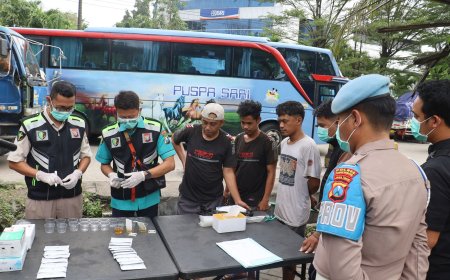 Polres Pelabuhan Tanjungperak Test Urine Sopir Truk dan Bus Jelang Mudik Lebaran