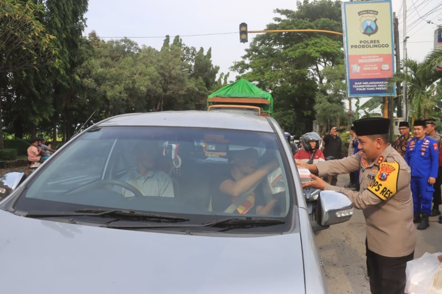 Cepat Dekat Bersahabat : Polres Probolinggo Buka Layanan Samsat dan Sim Keliling Sambil Berbagi Takjil