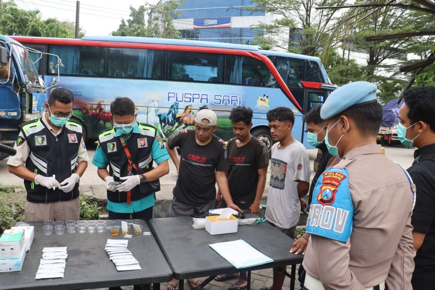 Polres Pelabuhan Tanjungperak Test Urine Sopir Truk dan Bus Jelang Mudik Lebaran