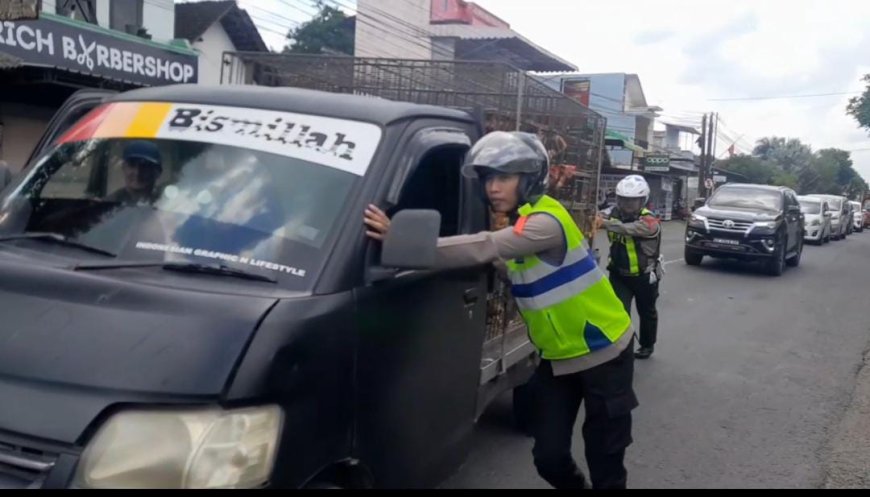 Respon Cepat Tim Urai Polres Blitar Bantu Kendaraan Mogok, Arus Lalu Lintas Tetap Lancar