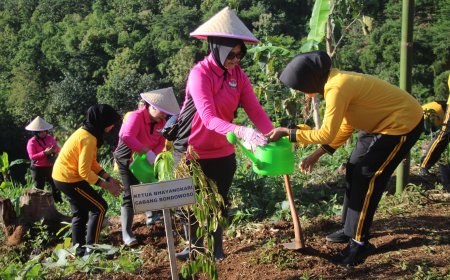 Gerakan Tanam Pohon, Polres Bondowoso Hijaukan Bukit Bintang