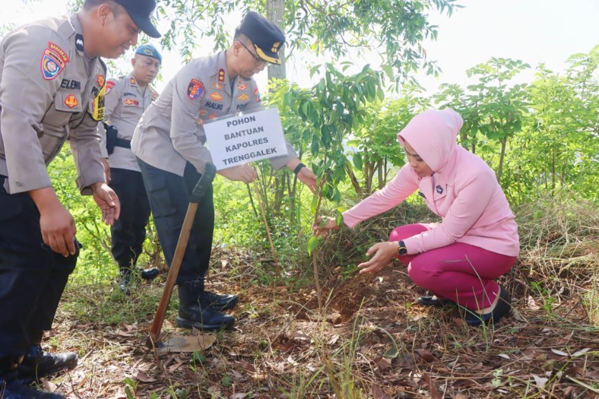 Polres Trenggalek Tanam Ratusan Pohon Beringin di Lahan Kritis Jaga Sumber Air